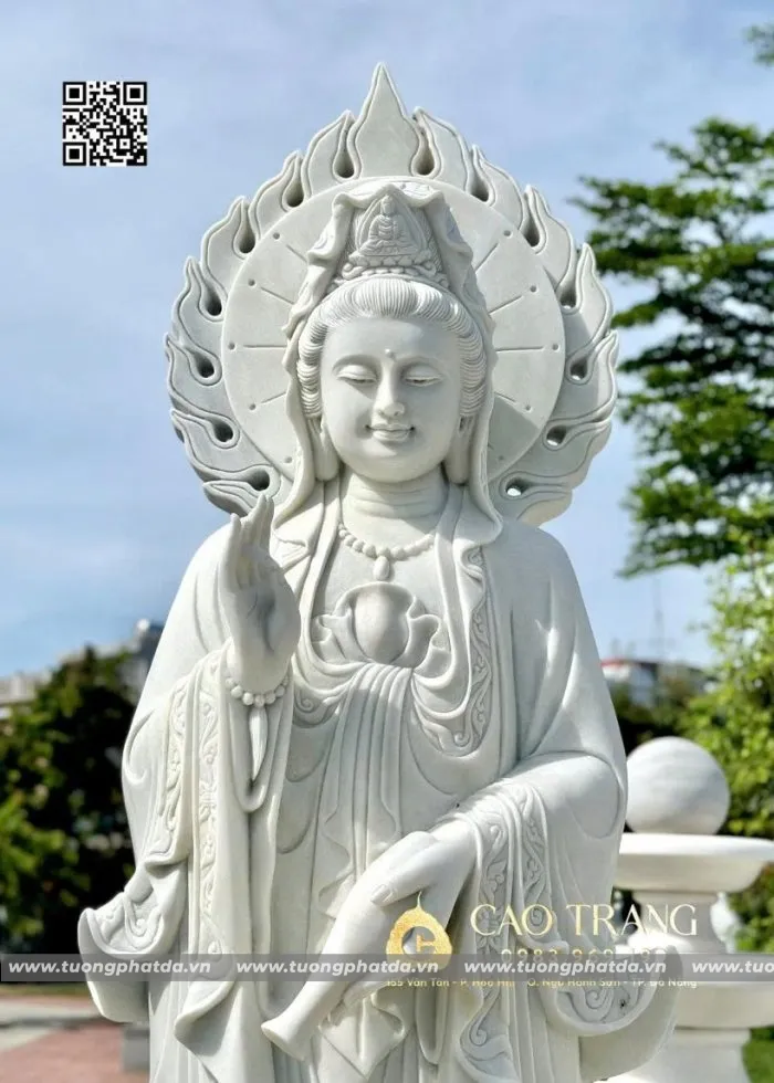 Nghệ nhân đang chế tác tượng đá